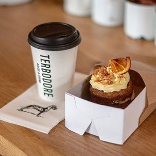 Block-TerbFHK-530x530-3 | TERBODORE Coffee Roasters Terbodore Coffee takeaway cup with Great Dane Serviettes and a box with a cake