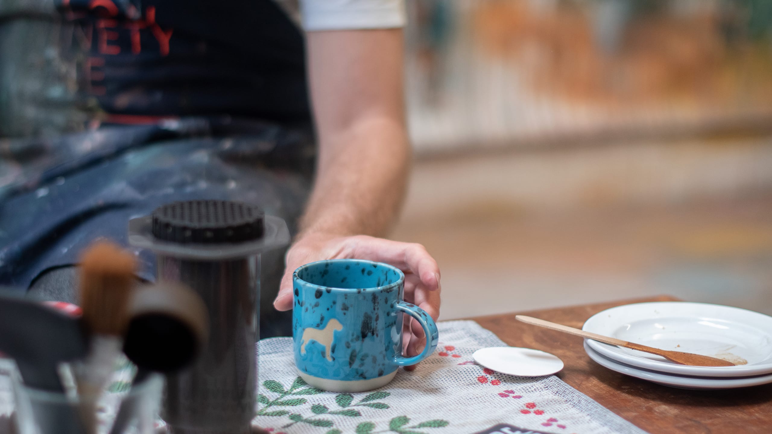 Paul-Senyol-thumbnail-02 | TERBODORE Coffee Roasters Paul Senyol holding the Harlequin Handmade mug - Terbodore